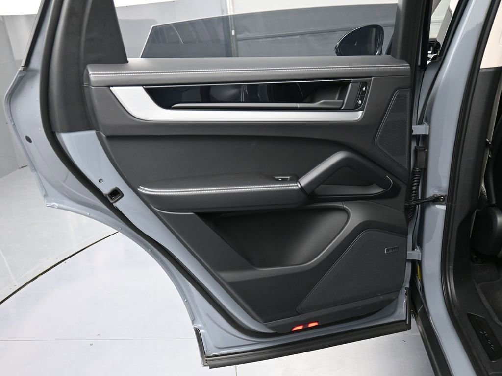 Certified 2025 Porsche Cayenne Turbo AWD/4WD image 23