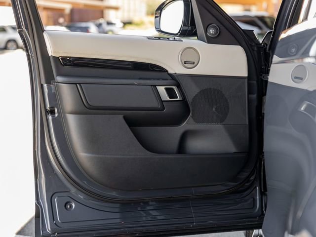 Used 2025 Land Rover Discovery S image 12