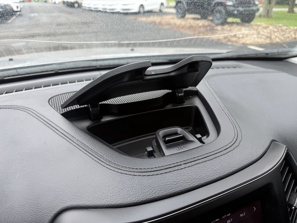 Used 2021 Jeep Cherokee Latitude Plus AWD/4WD image 19