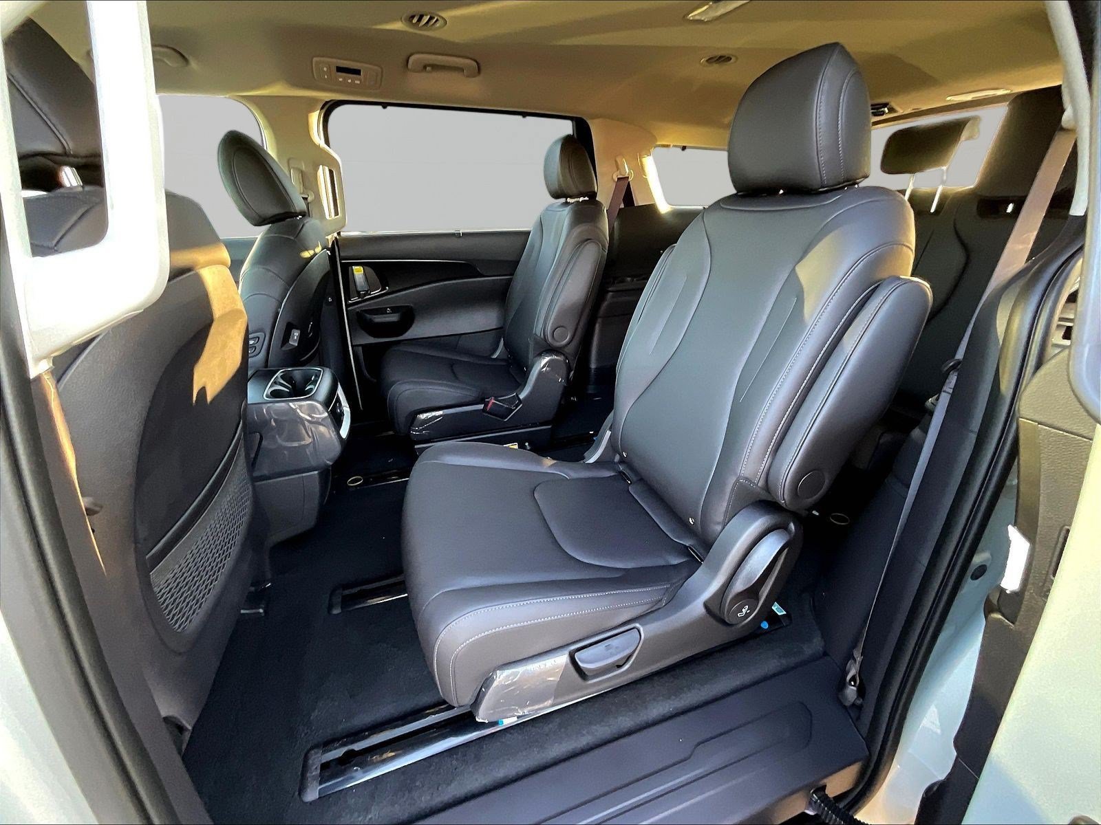 New 2027 Kia Carnival EX FWD image 18