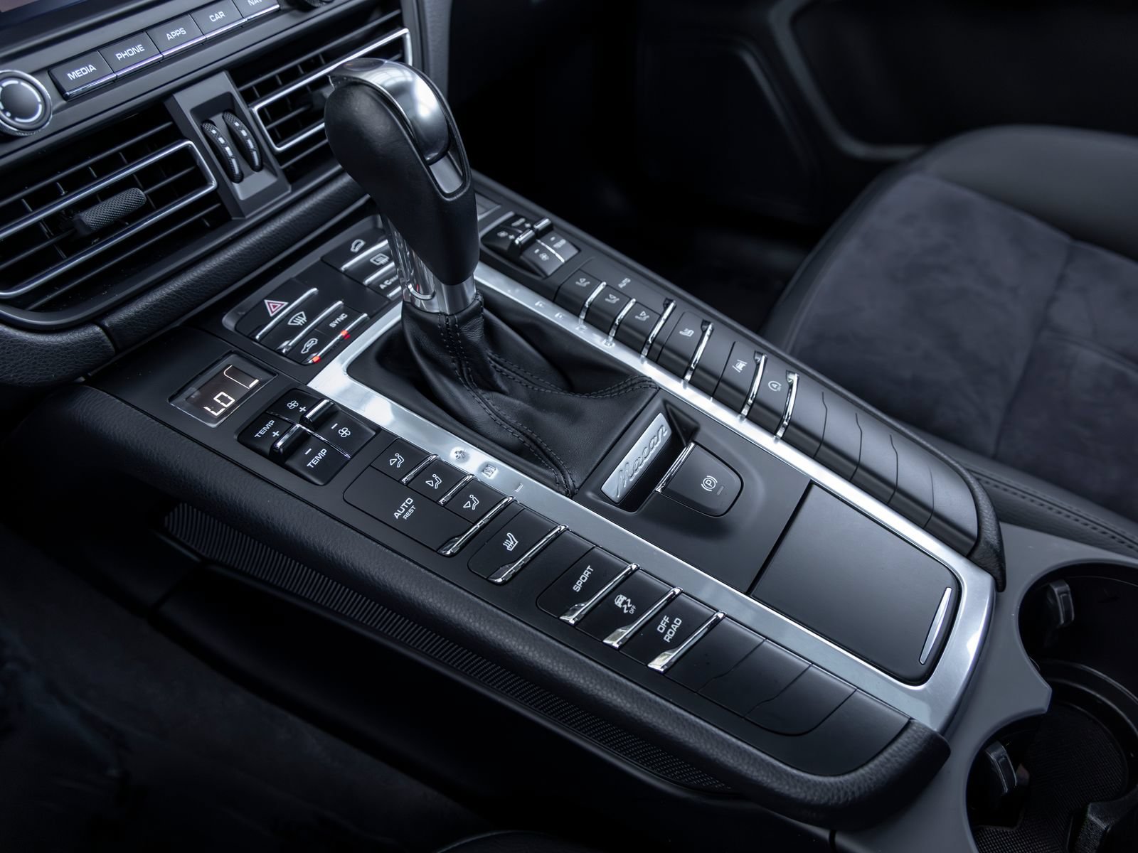 Certified 2021 Porsche Macan AWD/4WD image 38
