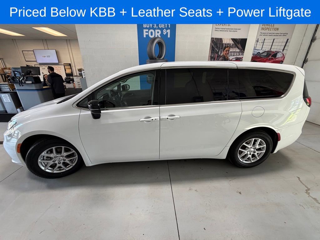 Used 2024 Chrysler Pacifica Touring-L FWD image 5