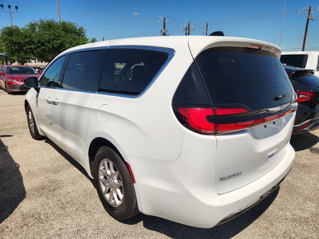 Used 2025 Chrysler Pacifica Select image 4