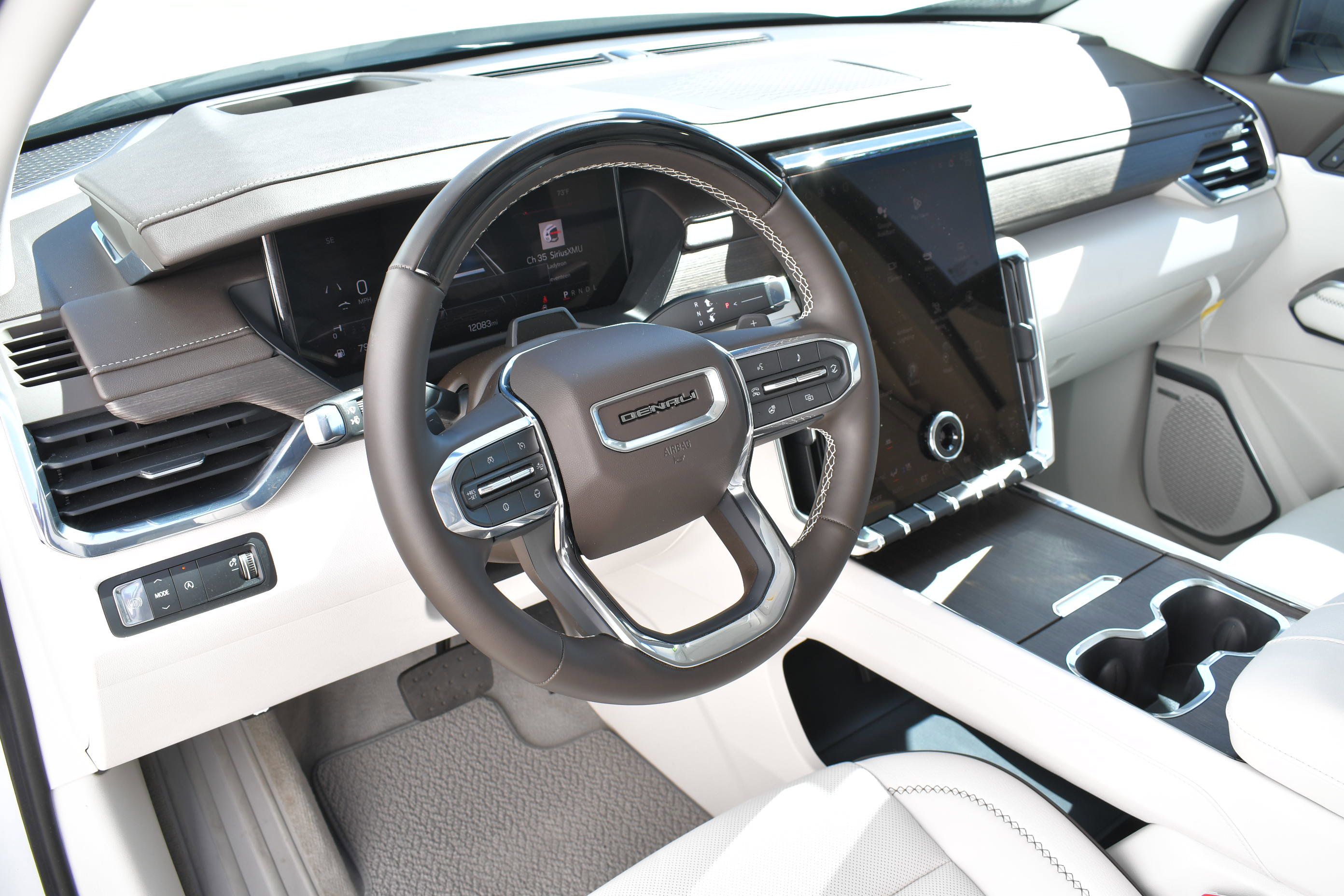 Used 2024 GMC Acadia Denali w/ Super Cruise Package image 17