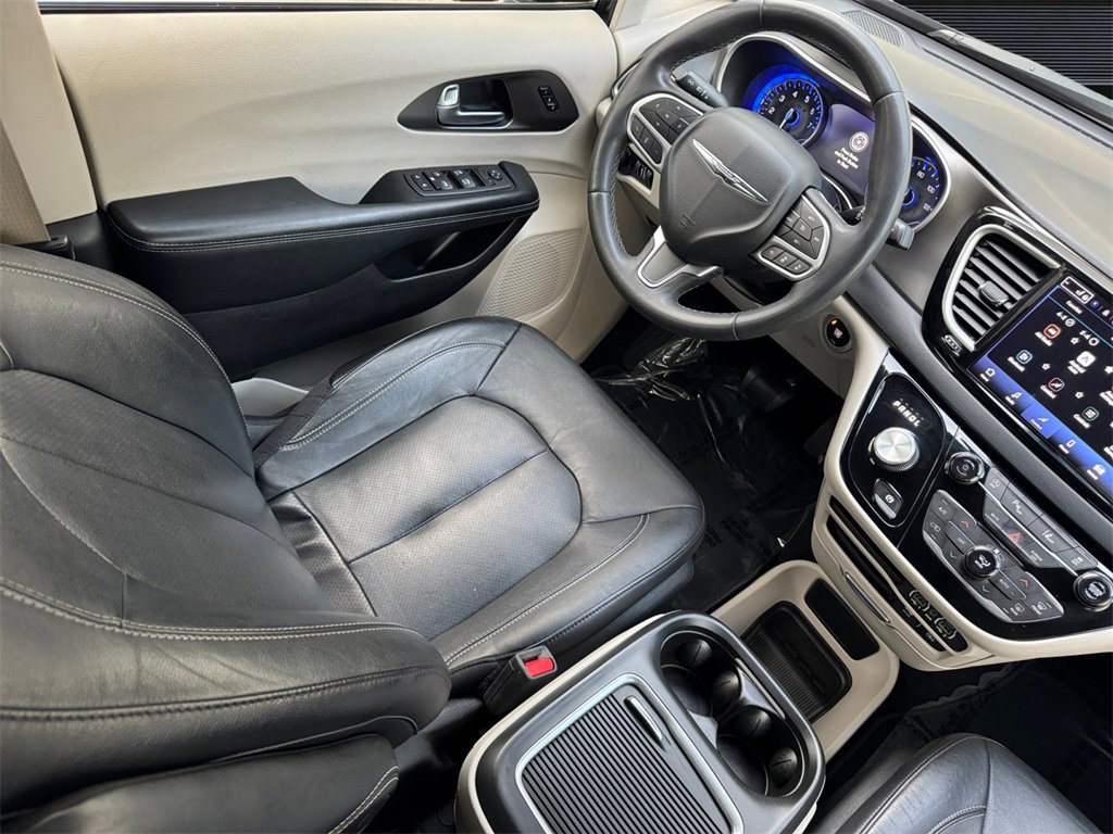 Used 2022 Chrysler Pacifica Touring-L image 15