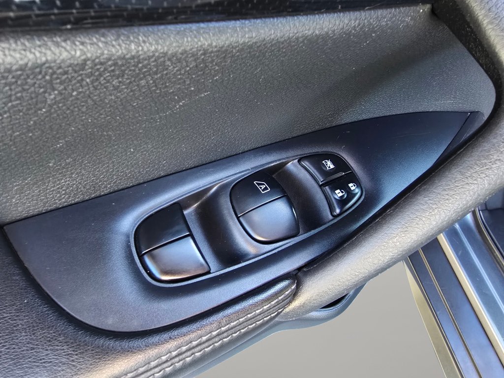 Used 2019 Nissan Rogue SL FWD image 32