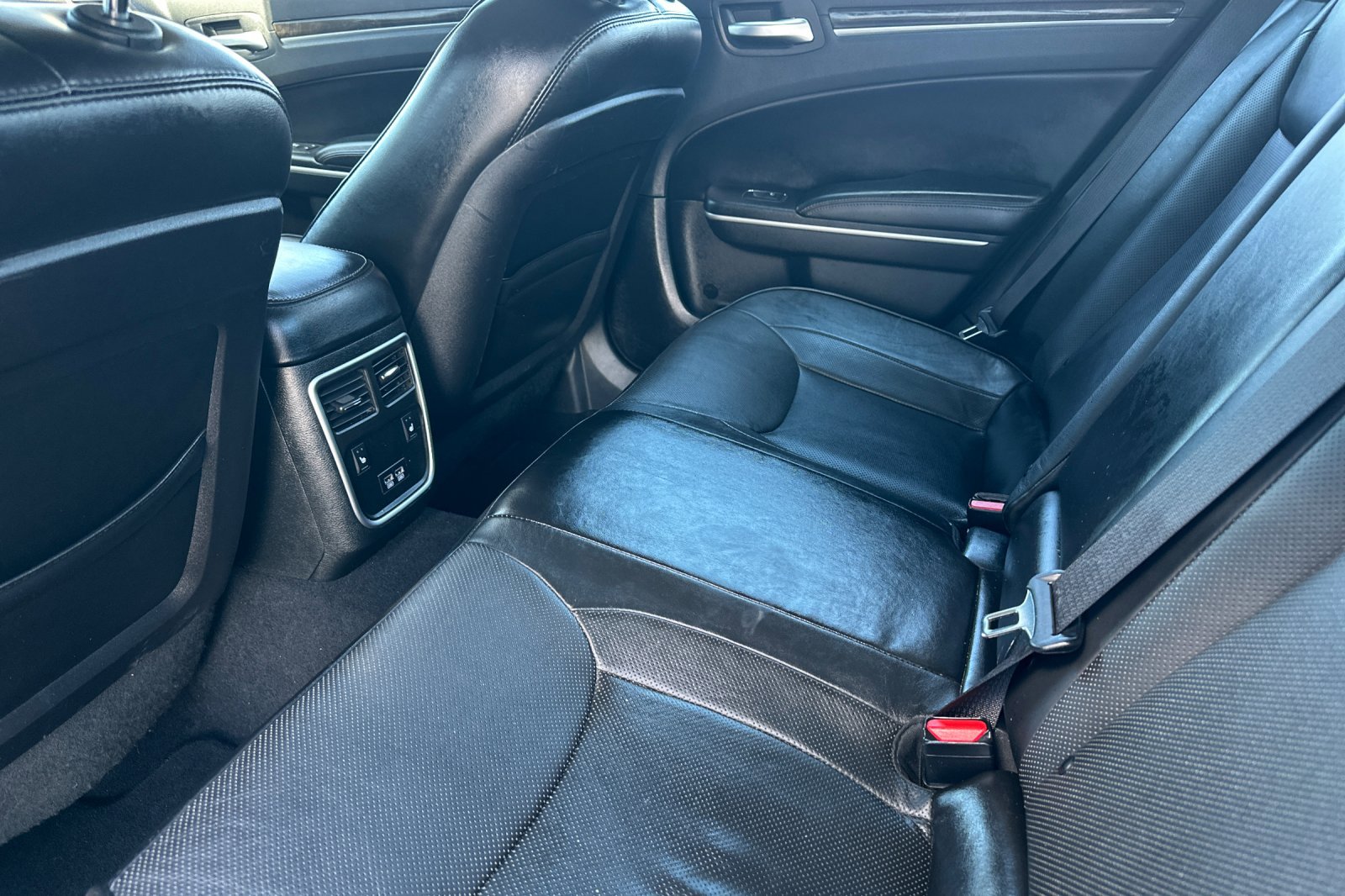 Used 2019 Chrysler 300 Limited RWD image 12