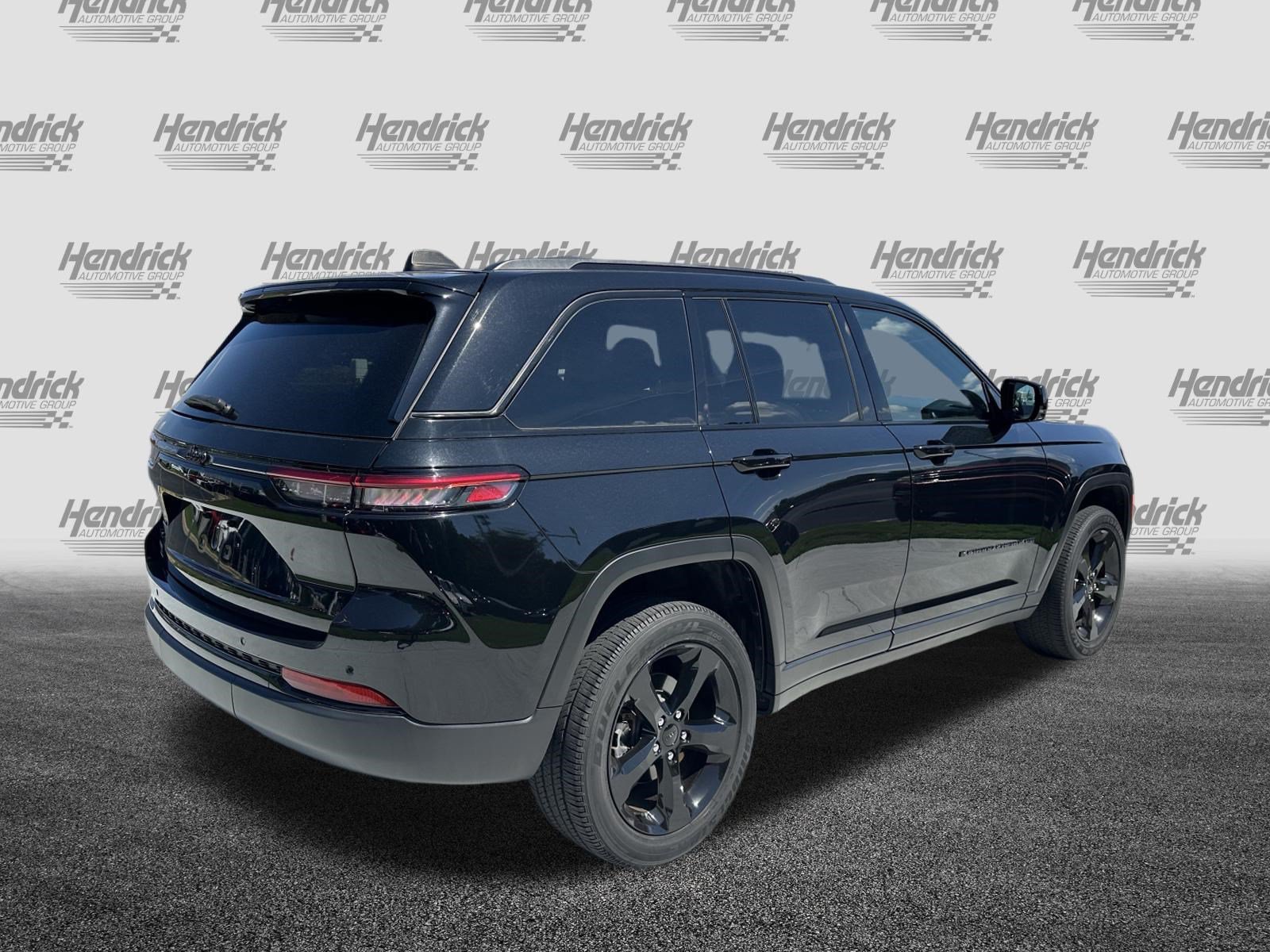 Used 2024 Jeep Grand Cherokee Altitude AWD/4WD image 10