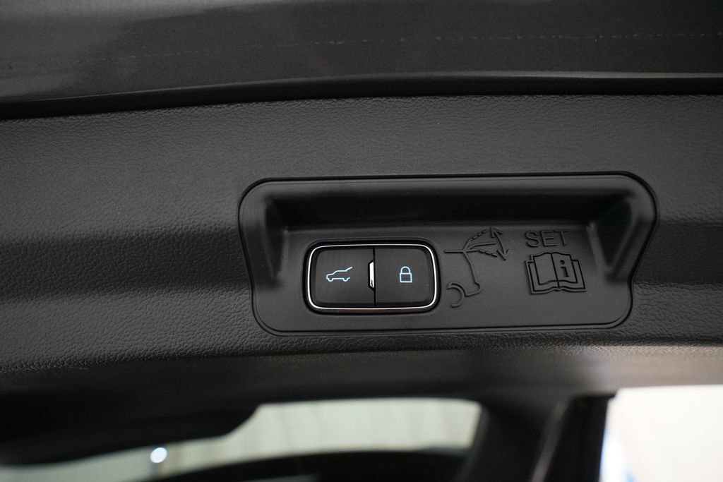 Used 2023 Ford Explorer XLT w/ Equipment Group 202A AWD/4WD image 15