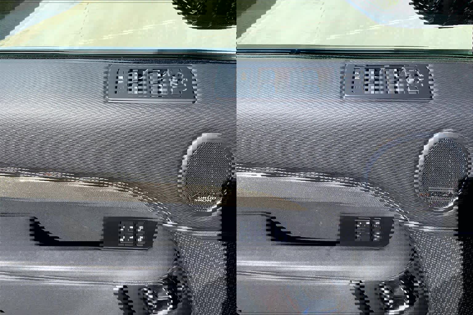 Used 2023 Land Rover Discovery Metropolitan Edition image 32