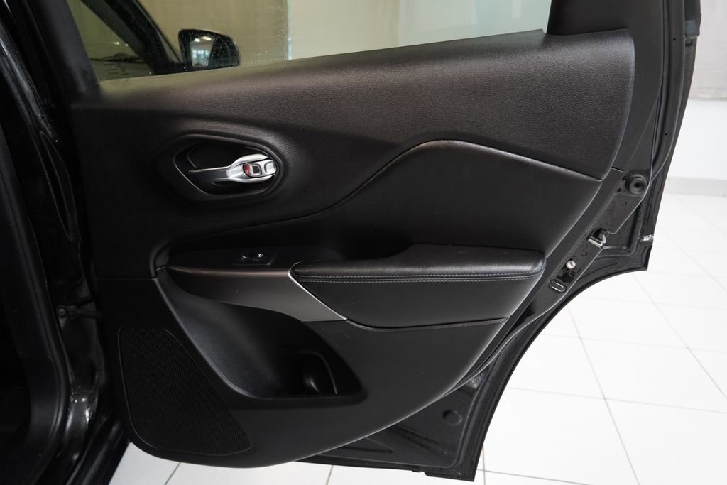 Used 2020 Jeep Cherokee Latitude FWD image 25