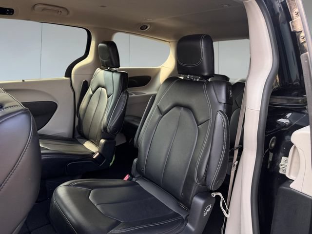 Used 2023 Chrysler Pacifica Touring-L FWD image 9