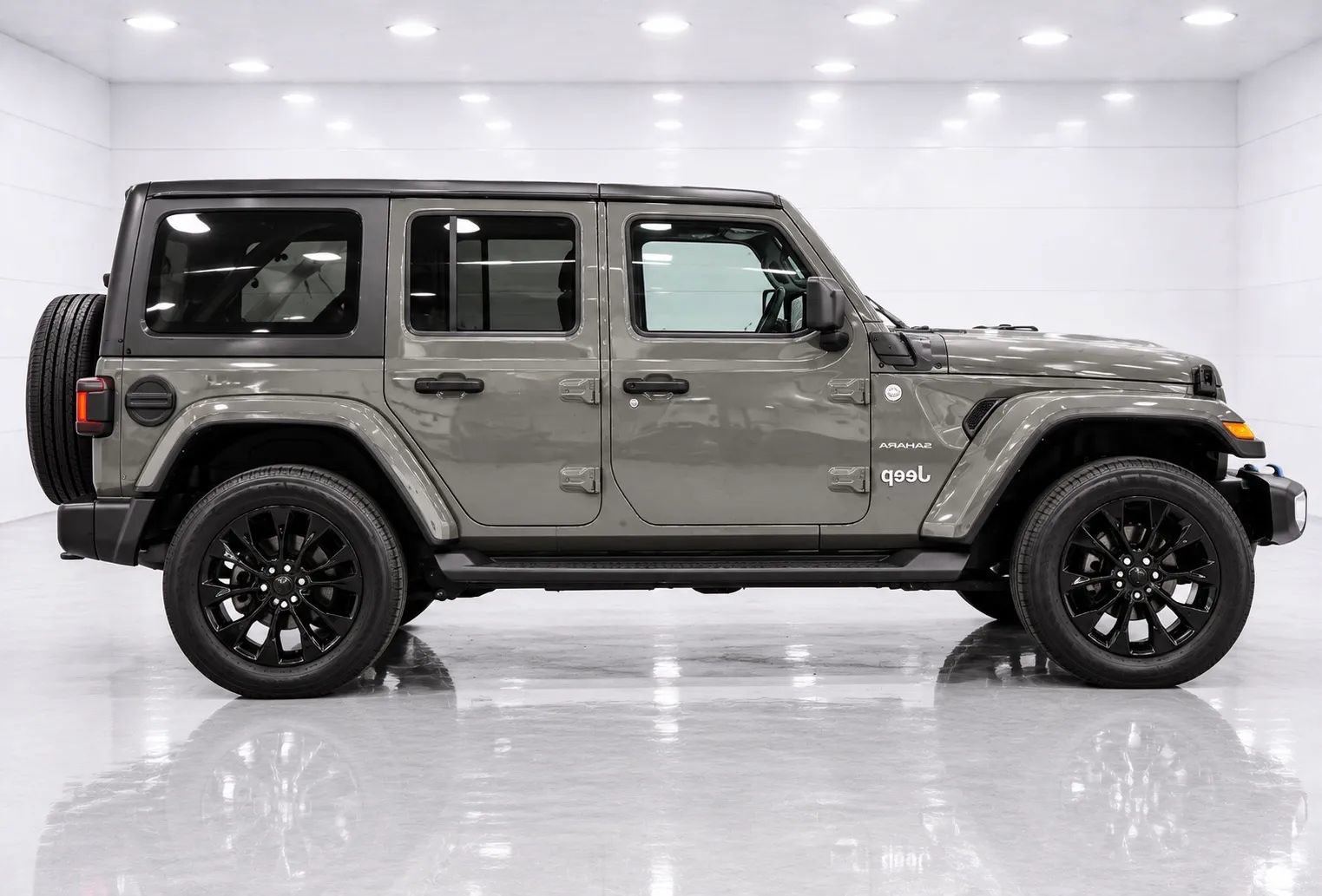 Used 2023 Jeep Wrangler Unlimited Sahara w/ Cold Weather Group AWD/4WD image 6