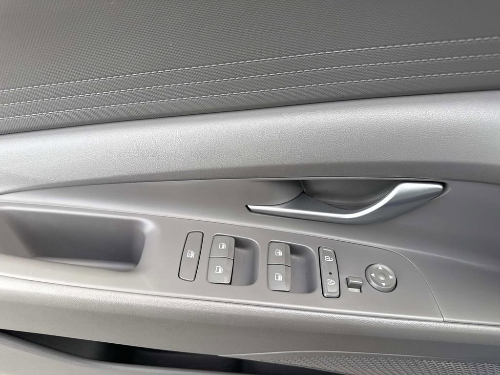 Used 2023 Hyundai Elantra SE image 18