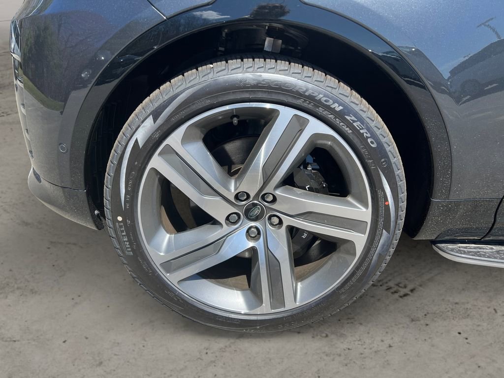 New 2025 Land Rover Discovery Metropolitan Edition image 9