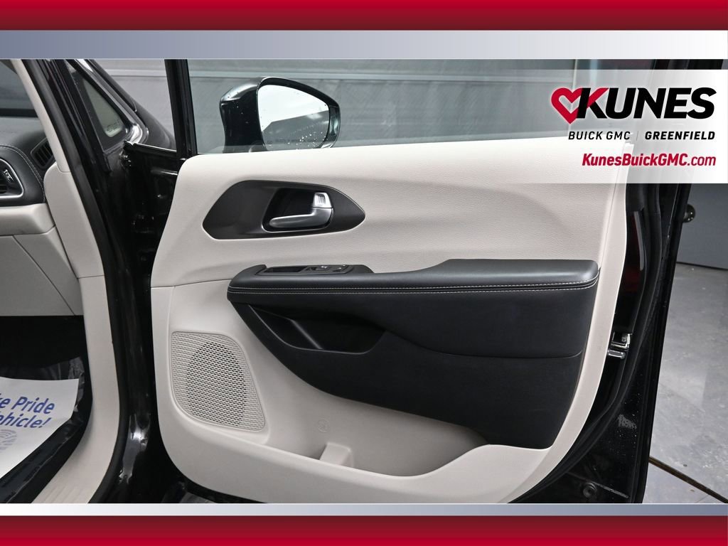 Used 2024 Chrysler Pacifica Select FWD image 18