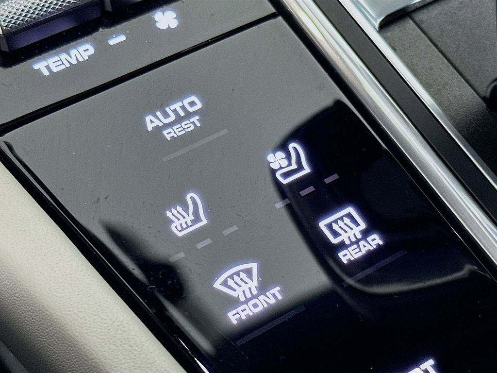 Certified 2023 Porsche Cayenne Platinum Edition image 23