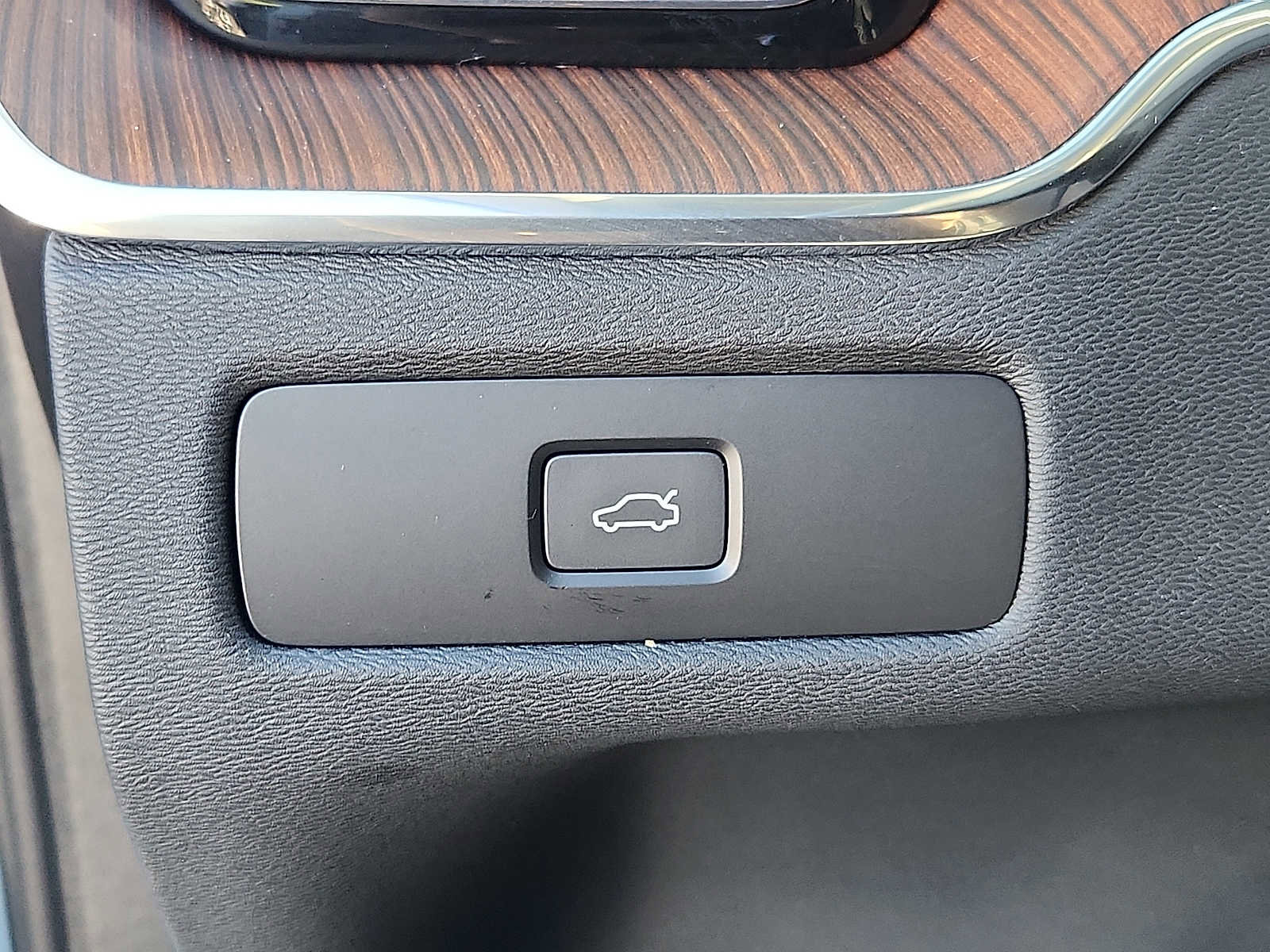 Certified 2024 Volvo XC60 B5 Ultimate w/ Protection Package Premier AWD/4WD image 22