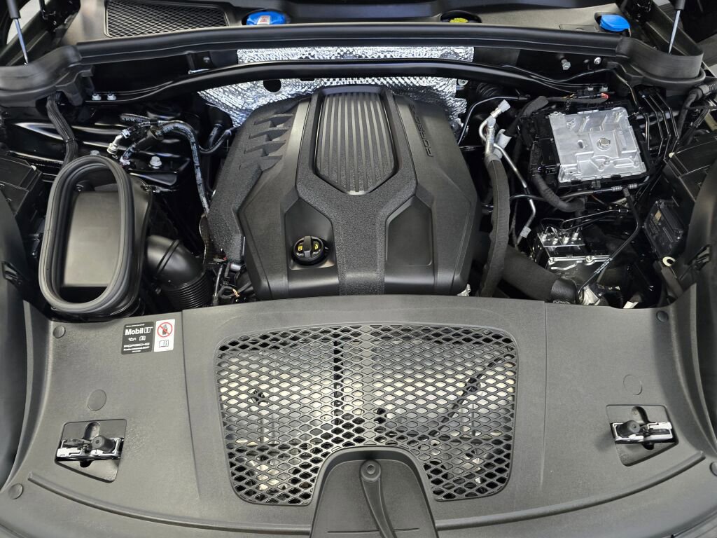 Certified 2025 Porsche Macan image 11