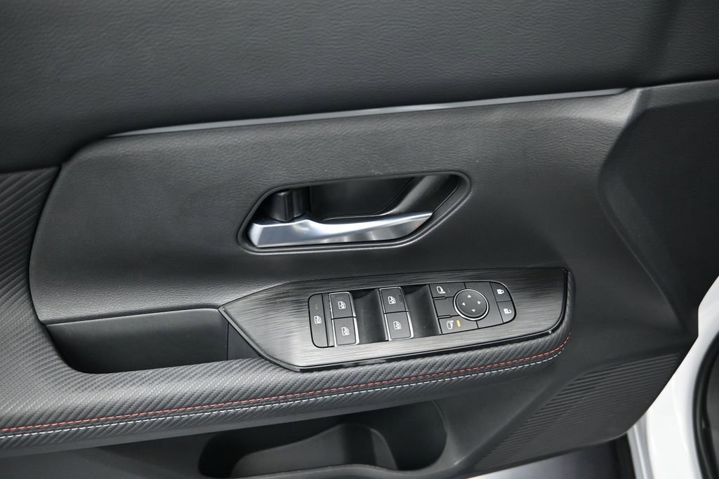 Used 2025 Nissan Kicks SR FWD image 10