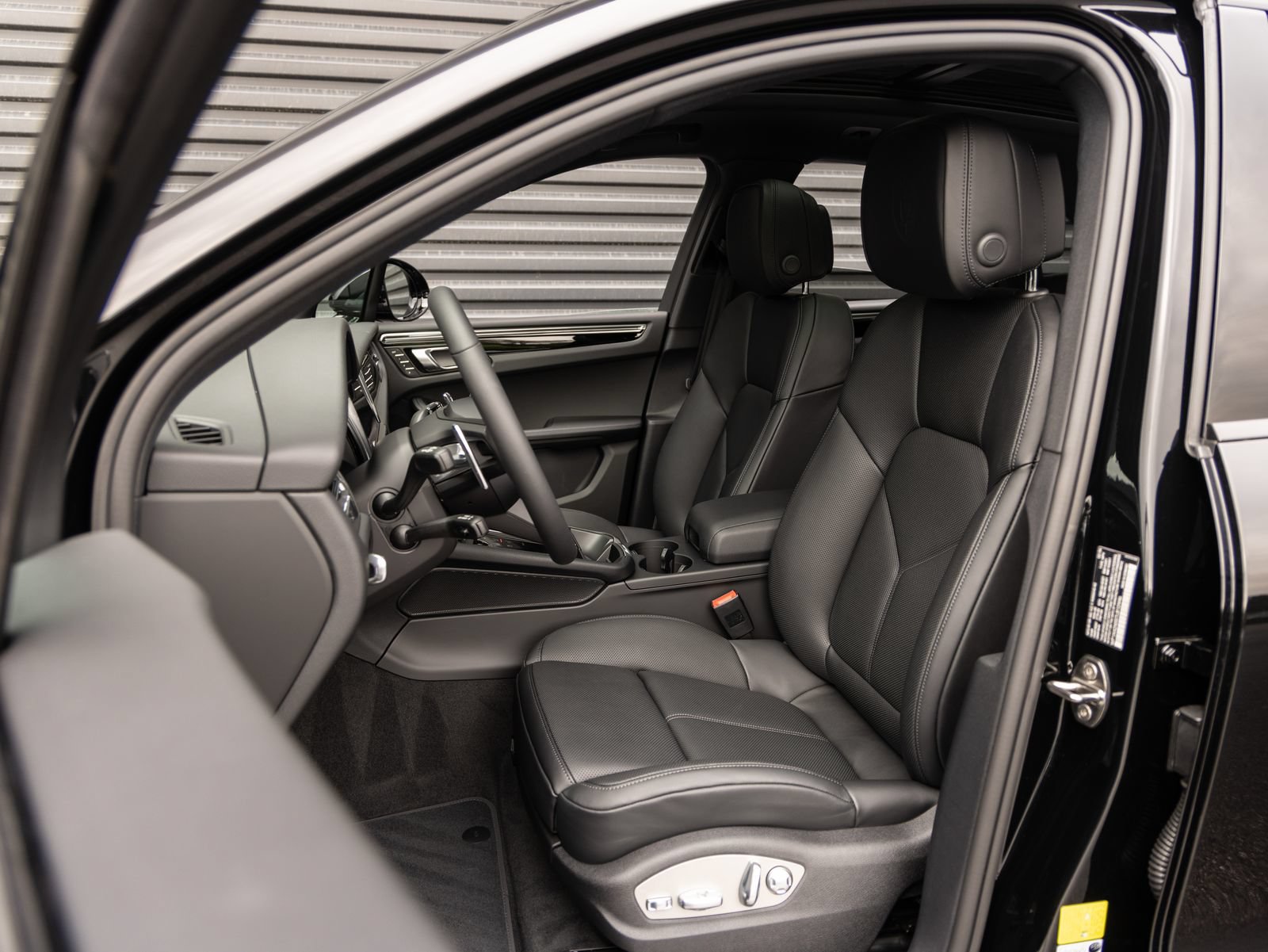 Certified 2026 Porsche Macan AWD/4WD image 5