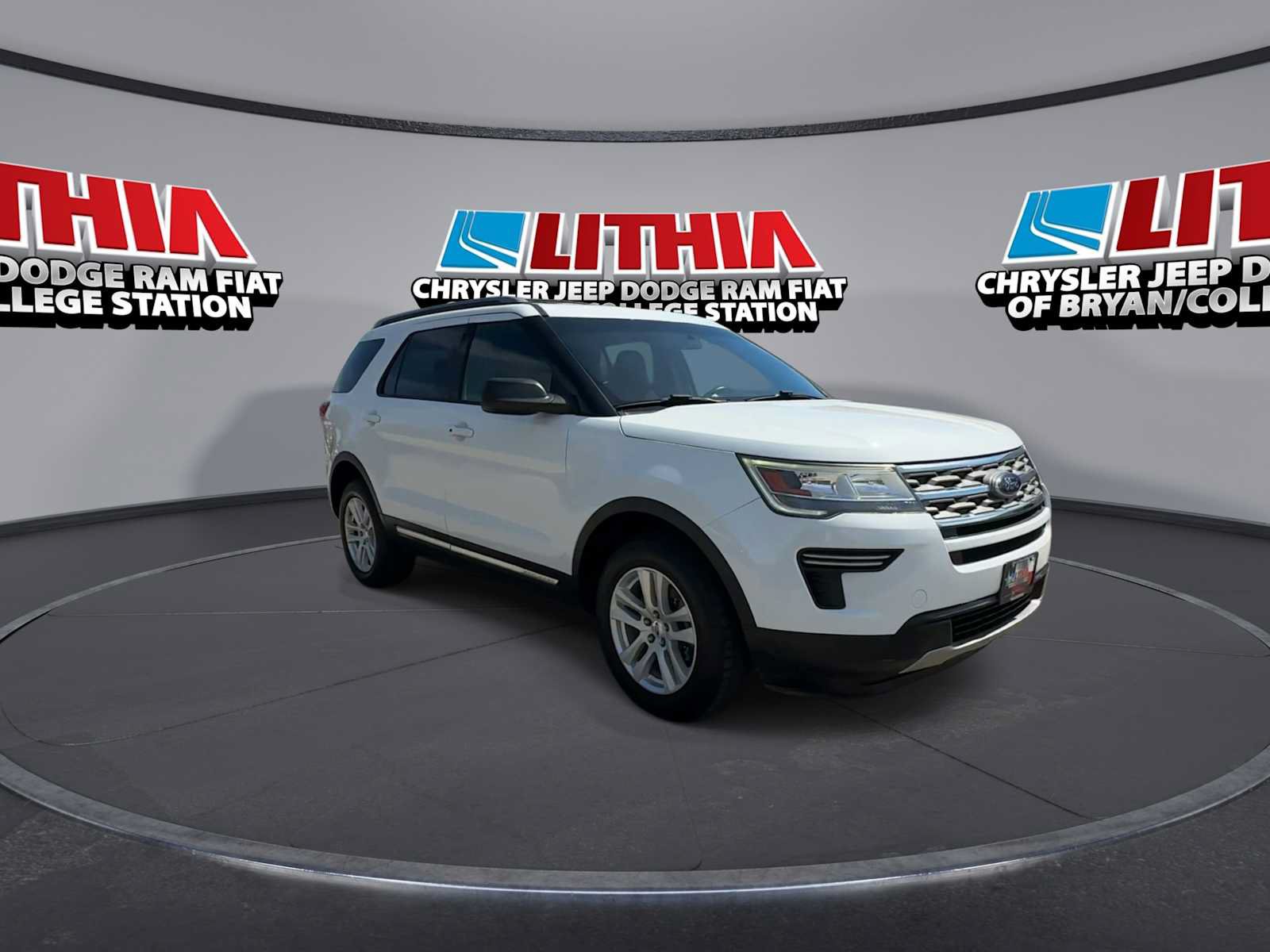 Used 2018 Ford Explorer XLT AWD/4WD image 2