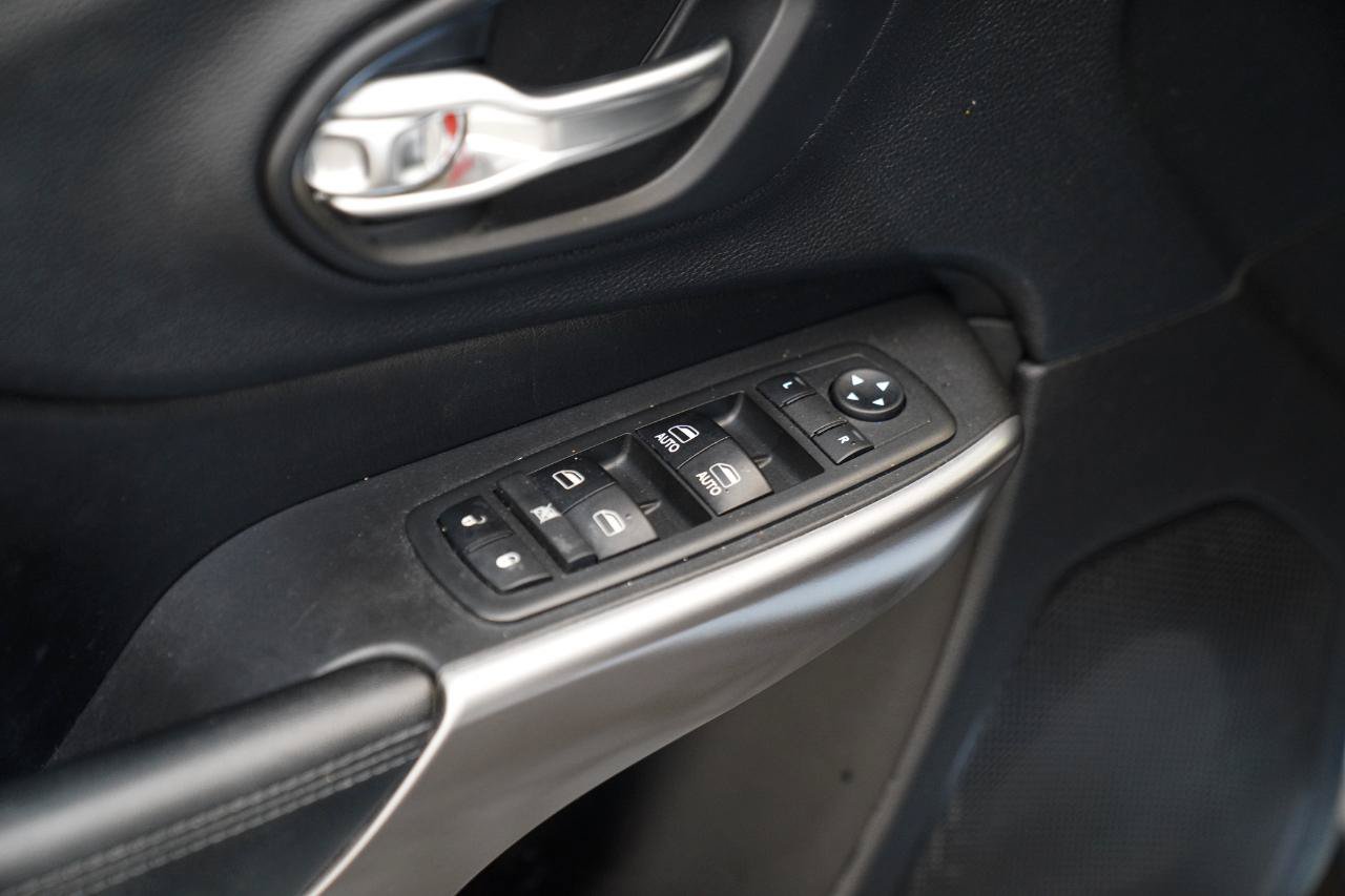 Used 2019 Jeep Cherokee Latitude Plus w/ Cold Weather Group AWD/4WD image 21