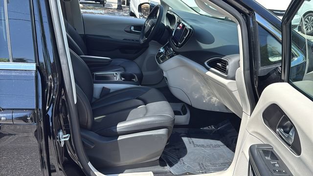 Used 2024 Chrysler Pacifica Touring-L image 12