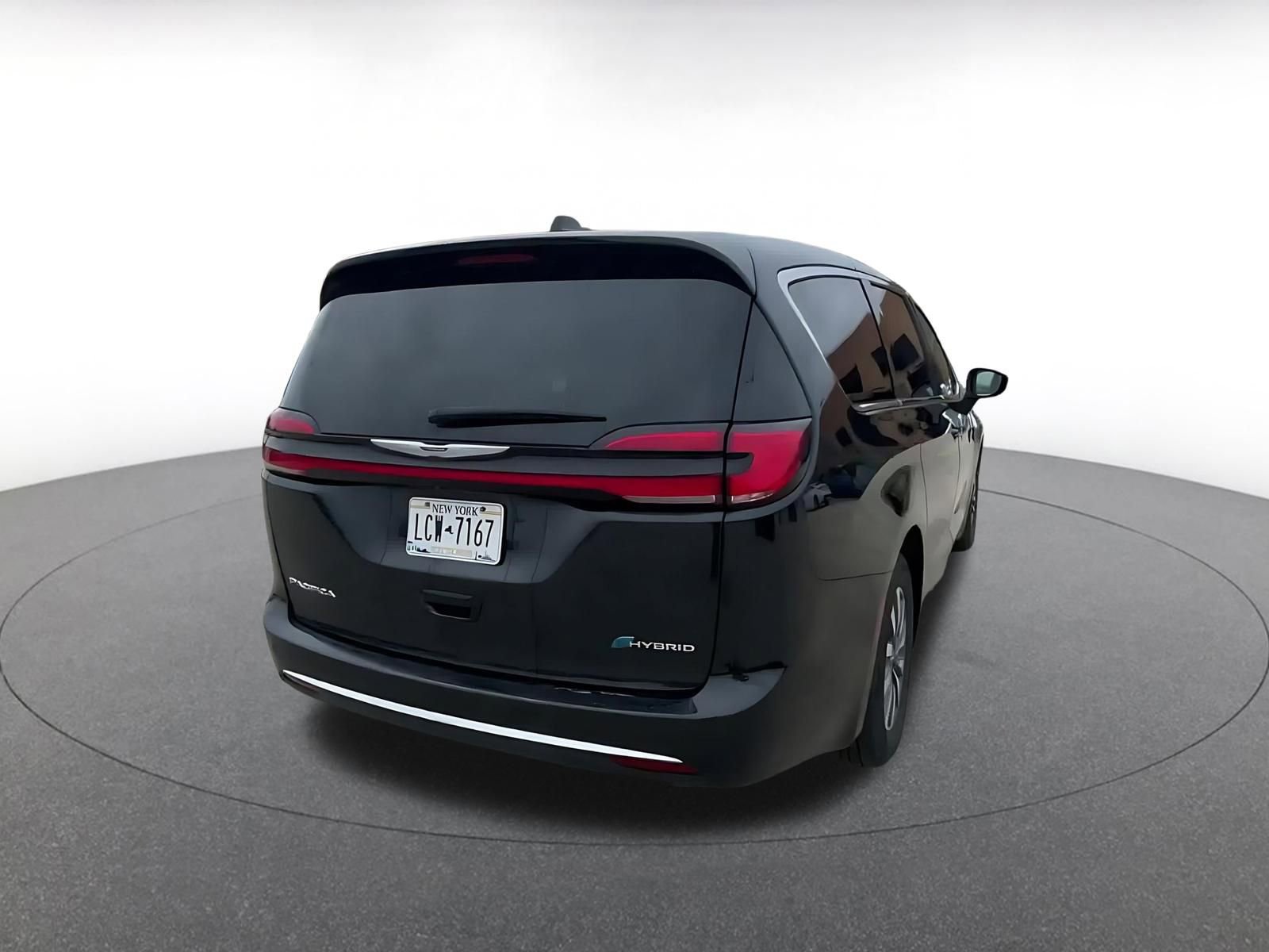 Used 2023 Chrysler Pacifica Touring-L image 14