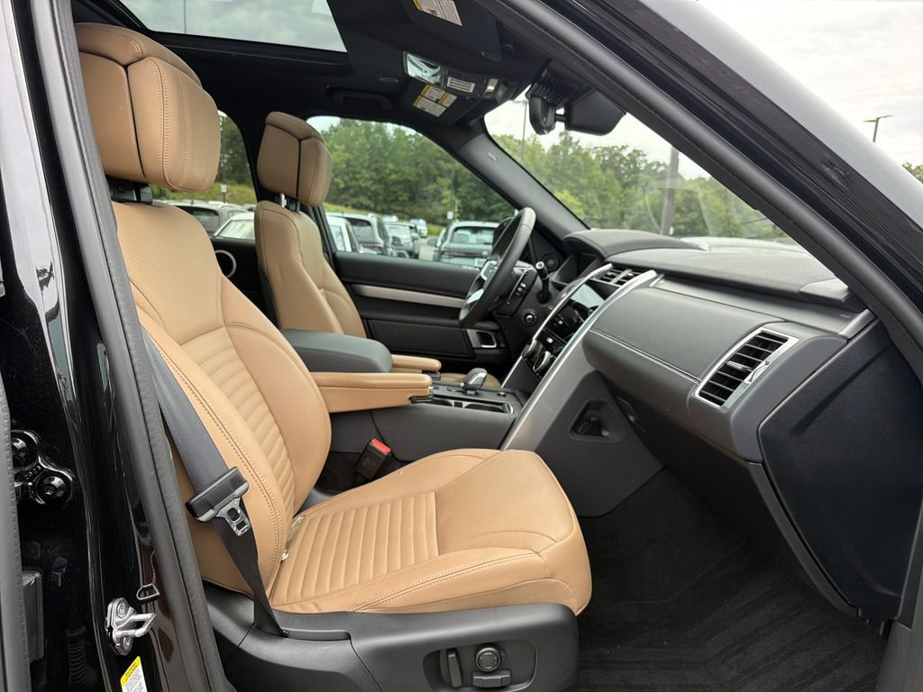 Used 2024 Land Rover Discovery Dynamic SE AWD/4WD image 16