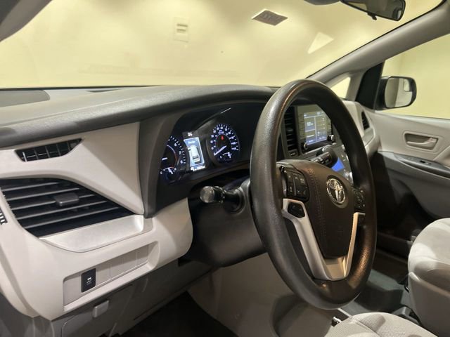 Used 2020 Toyota Sienna L image 9