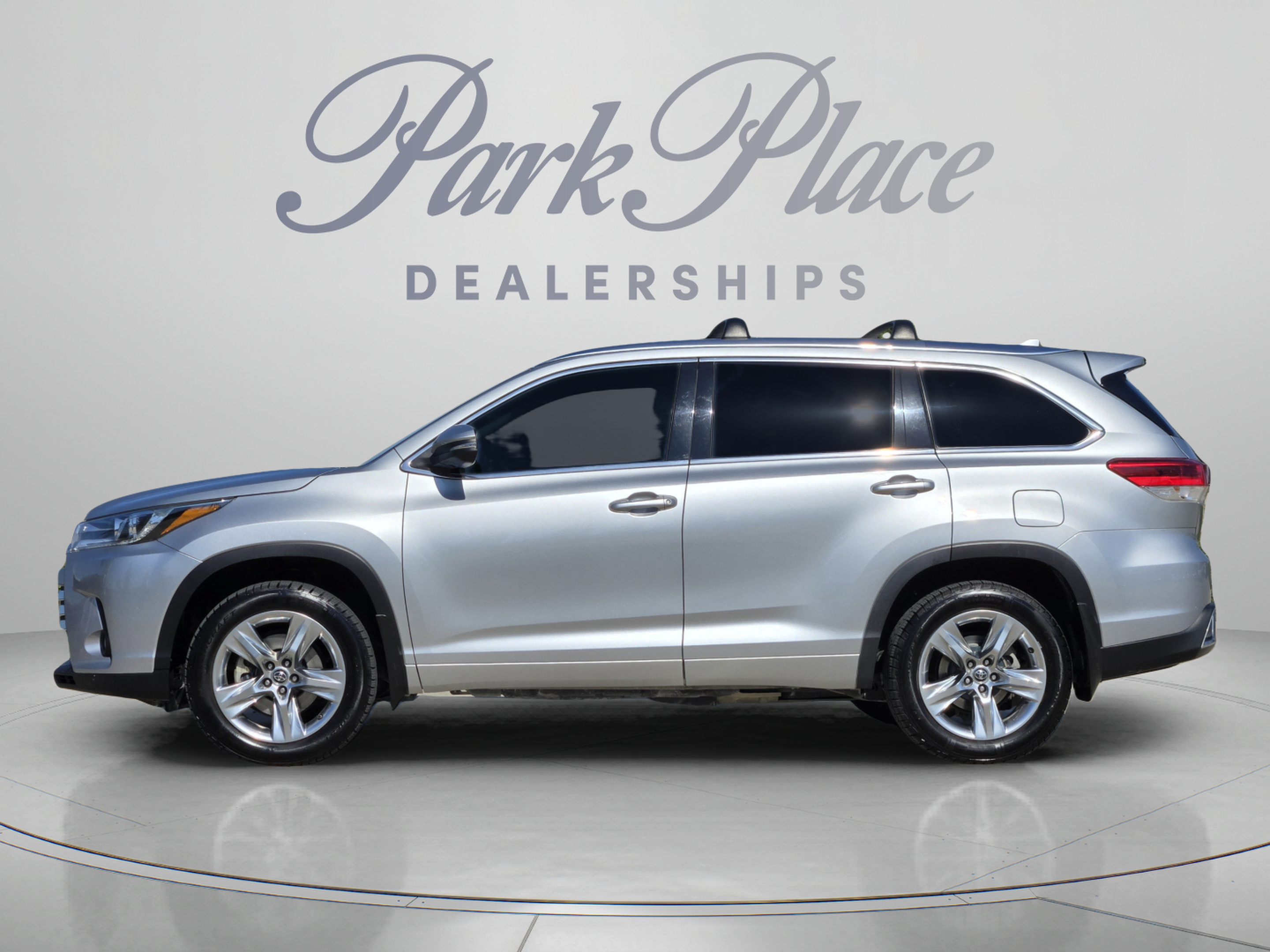 Used 2018 Toyota Highlander Limited FWD image 2