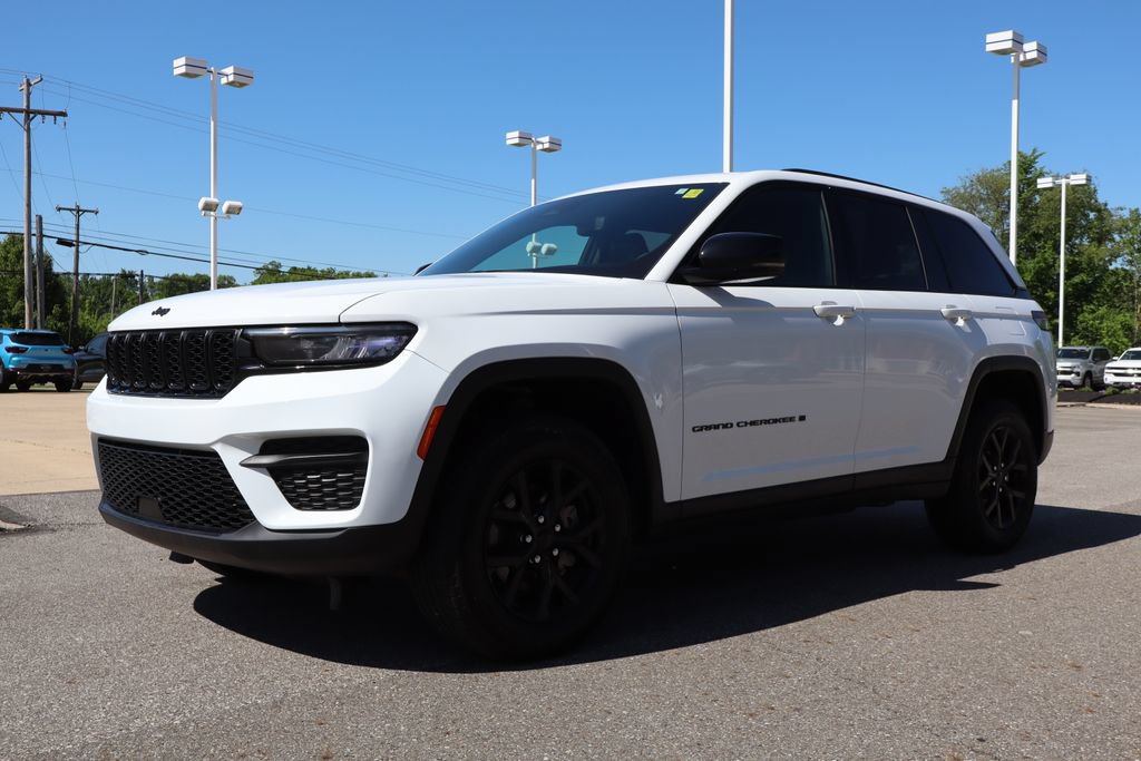 Used 2024 Jeep Grand Cherokee Altitude AWD/4WD image 7