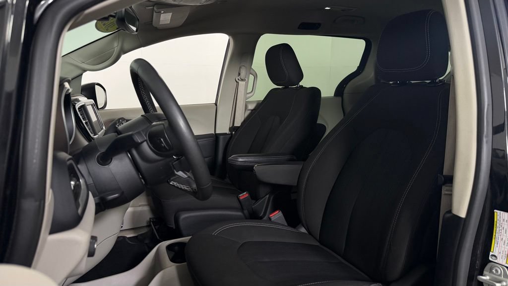 Used 2023 Chrysler Voyager LX FWD image 15