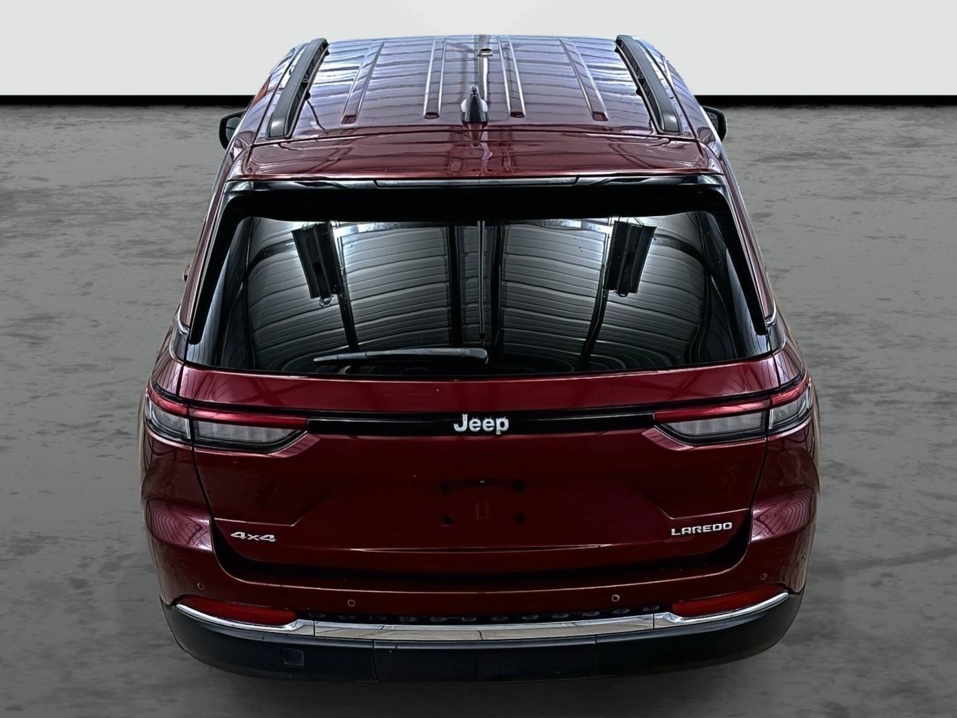 Used 2024 Jeep Grand Cherokee Laredo image 3