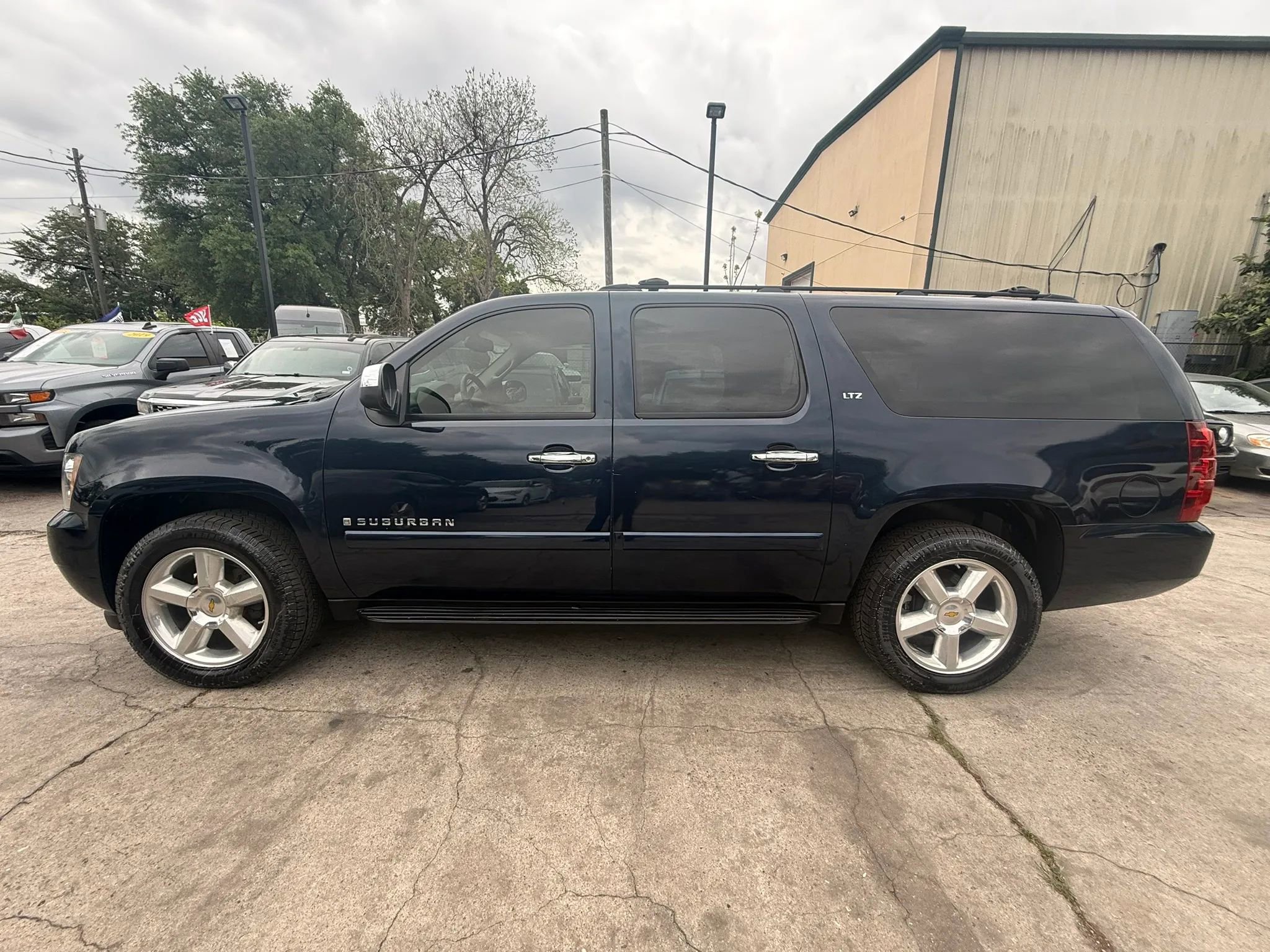 Used 2007 Chevrolet Suburban LTZ w/ LTZ Preferred Equipment Group RWD image 2