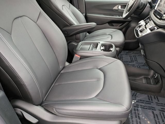 New 2027 Chrysler Pacifica Select FWD image 32