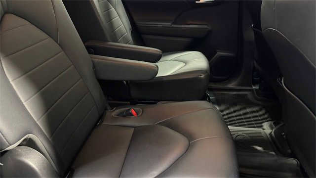 Used 2020 Toyota Highlander XLE image 16