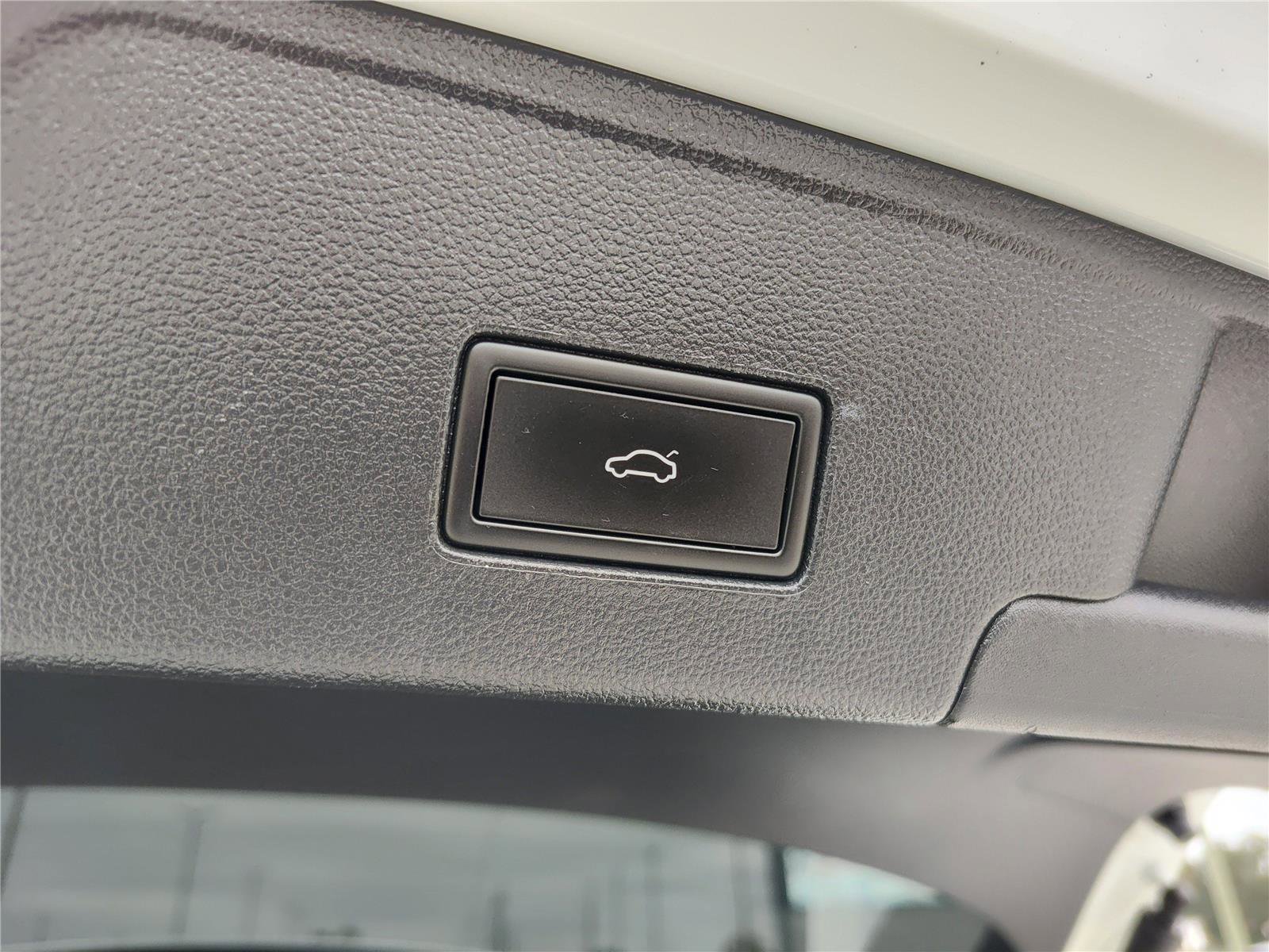 Used 2022 Volkswagen Atlas Cross Sport SE image 7