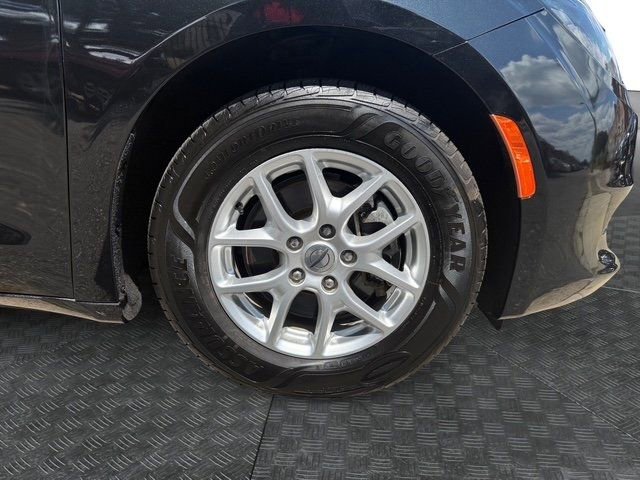 Used 2022 Chrysler Voyager LX image 7