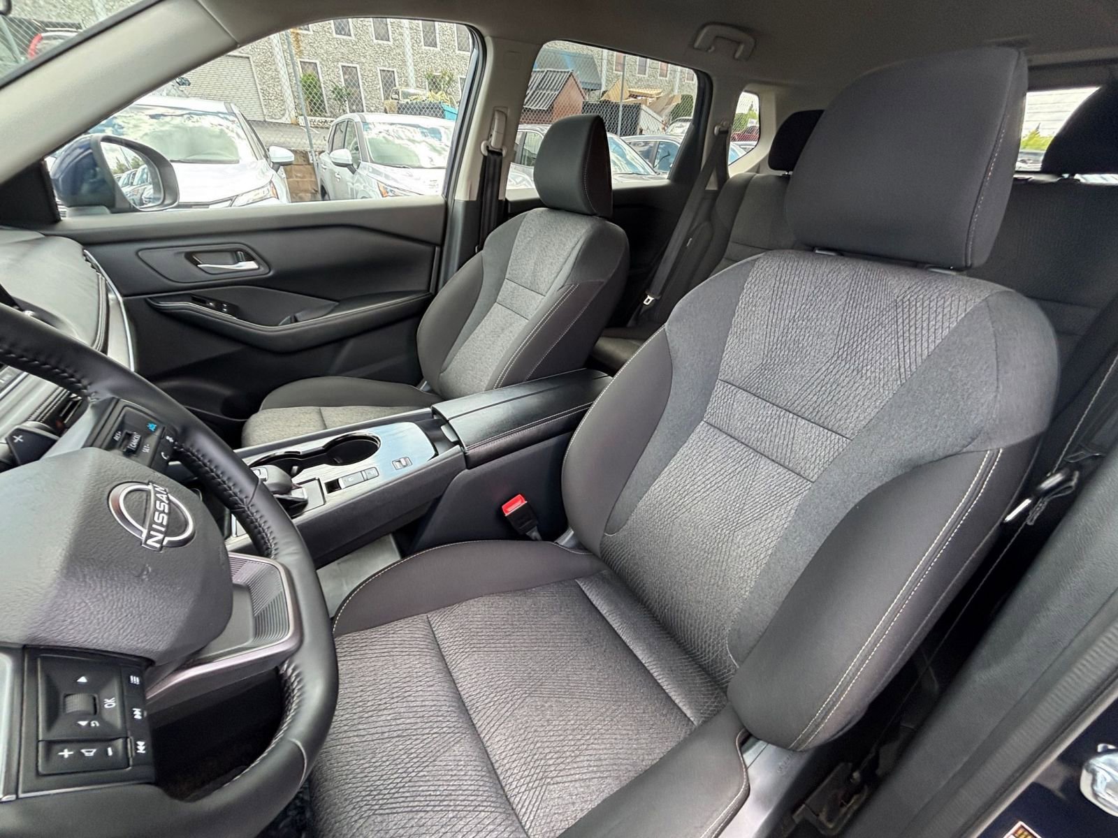 Used 2025 Nissan Rogue SV FWD image 38
