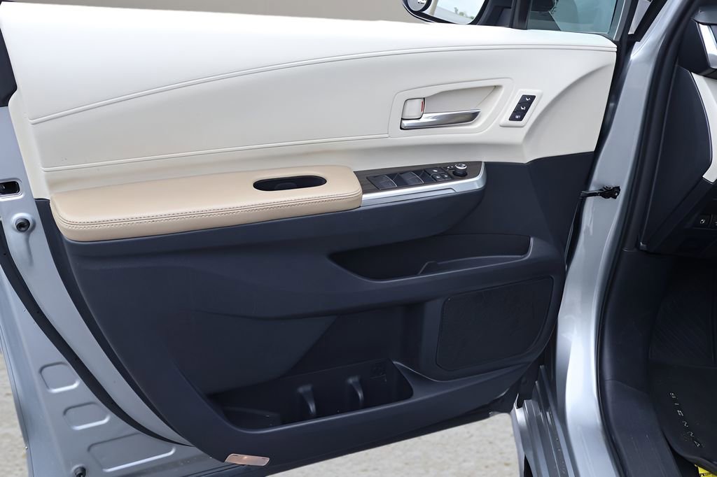 Certified 2022 Toyota Sienna Limited image 9