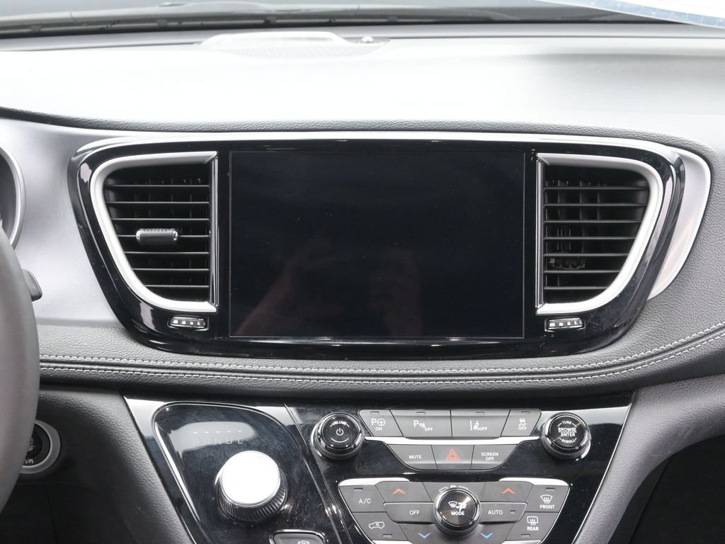 Used 2024 Chrysler Pacifica Limited FWD image 30