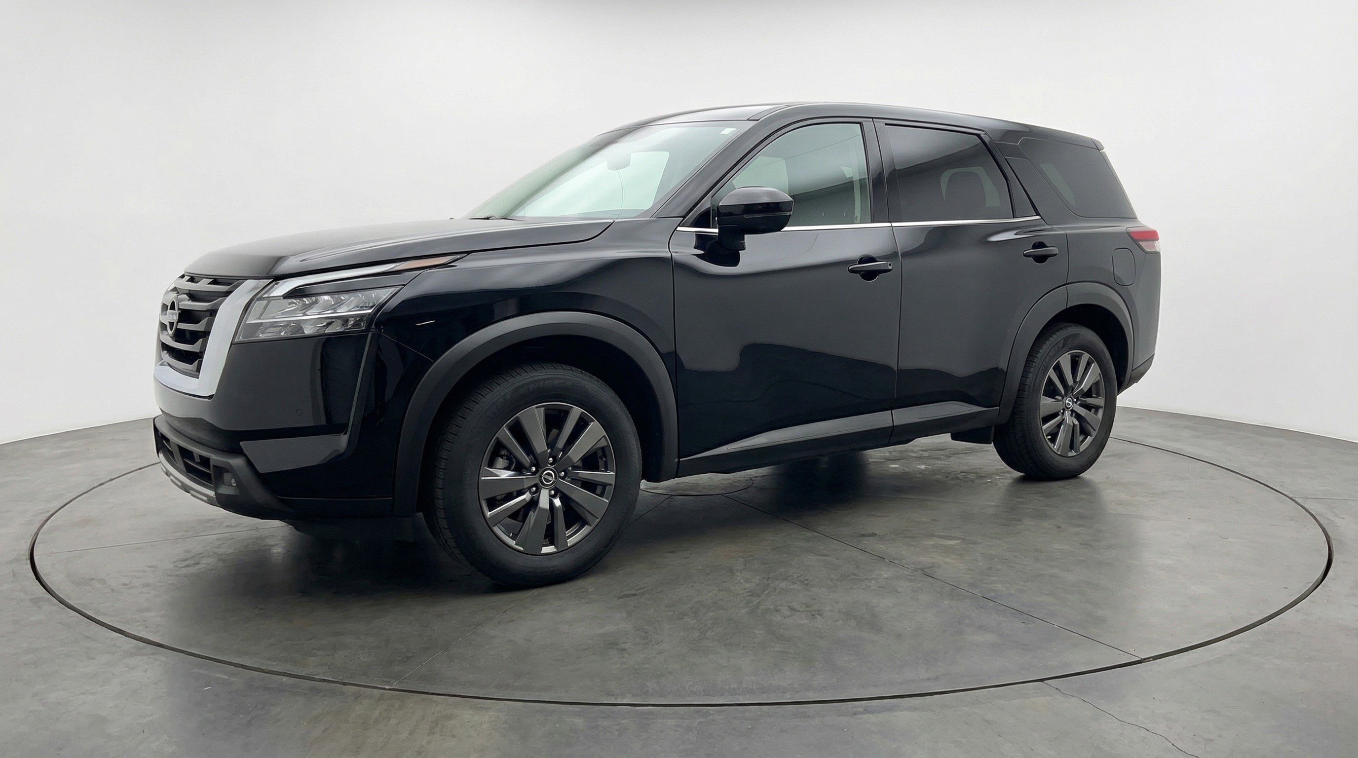 Used 2025 Nissan Pathfinder SV image 3