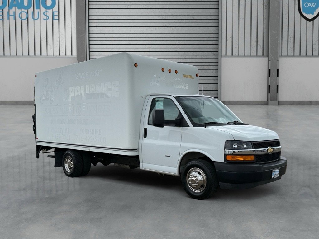 Used 2018 Chevrolet Express 3500 w/ Driver Convenience Package RWD image 3
