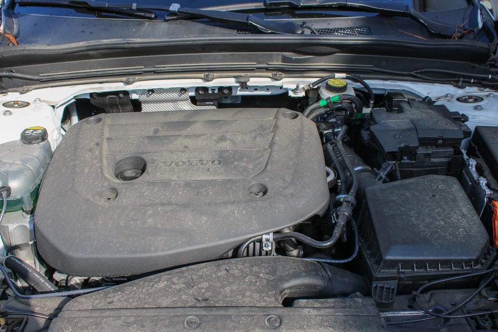 Certified 2025 Volvo XC40 B5 Plus AWD/4WD image 44