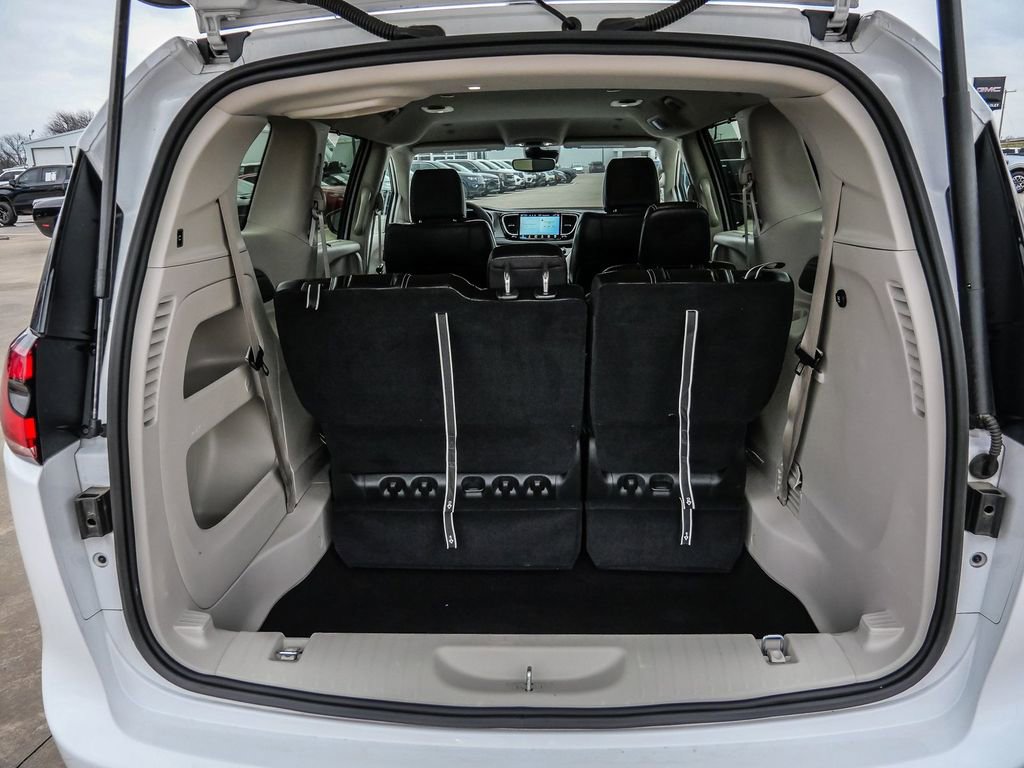 Used 2024 Chrysler Pacifica Touring-L image 11