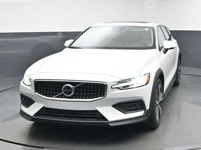 Used 2024 Volvo V60 B5 Cross Country Plus image 3