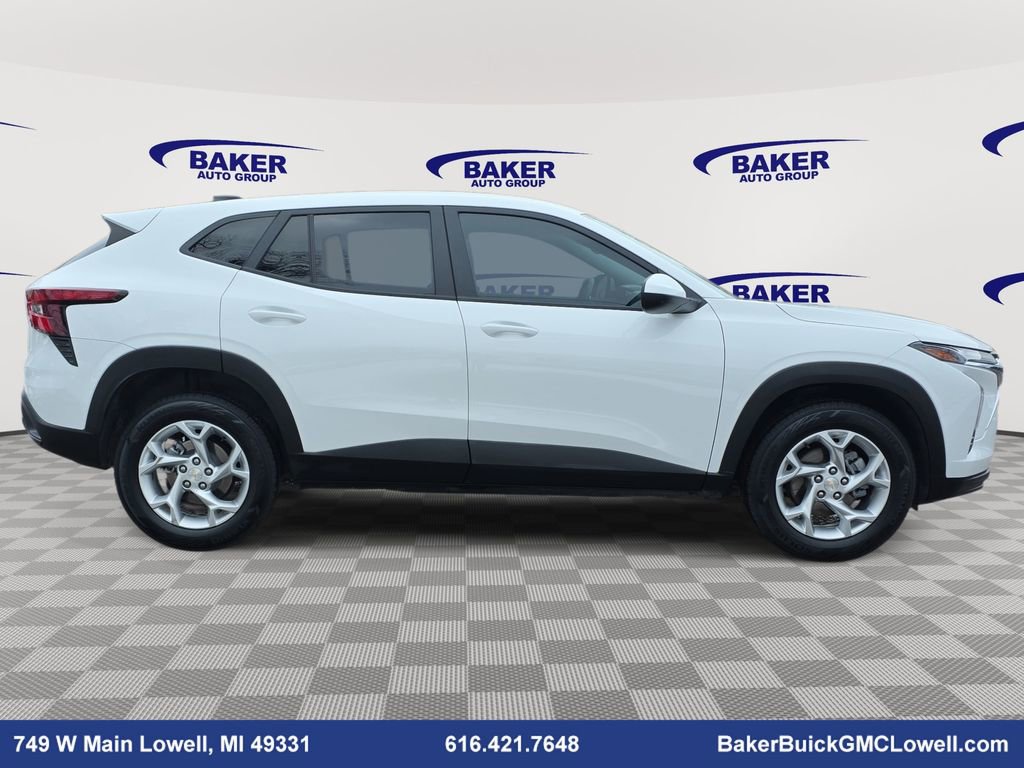 Used 2024 Chevrolet Trax LS w/ LS Convenience Package image 8