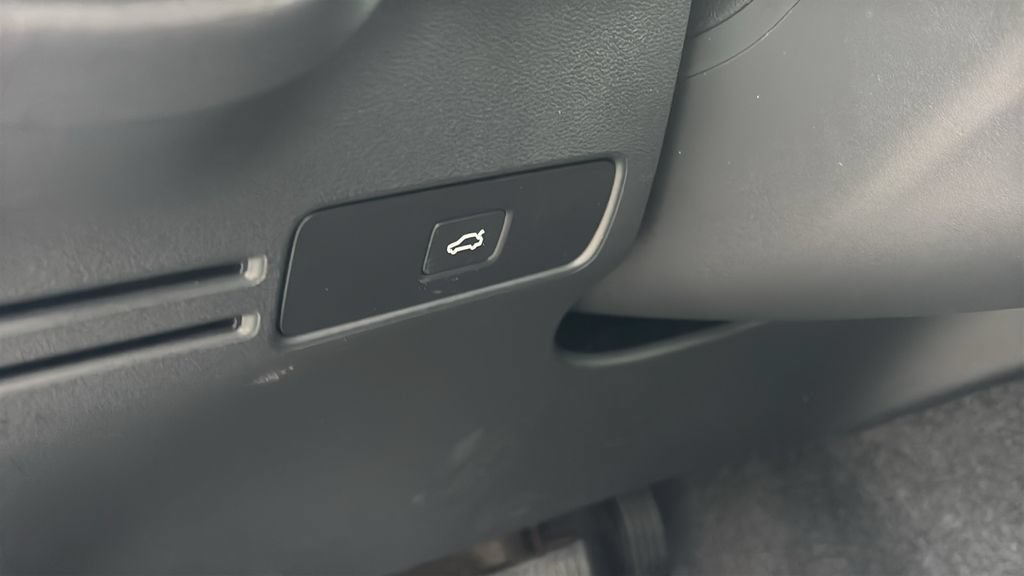 Certified 2025 Volvo XC40 B5 Plus AWD/4WD image 13